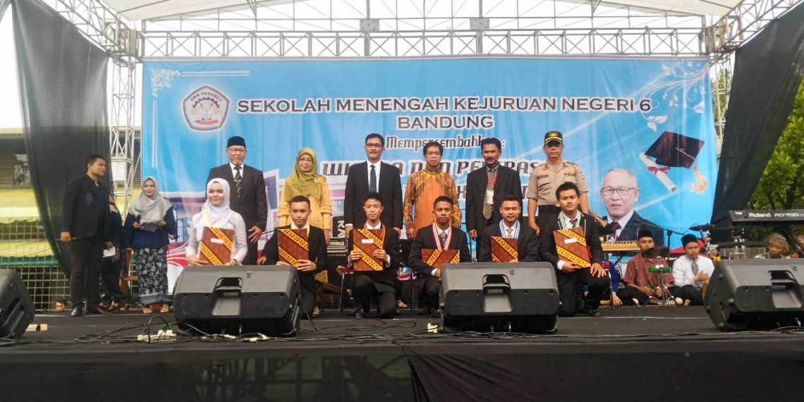 Lukman Melepas/Mewisuda 925 Siswa SMKN 6 Bandung