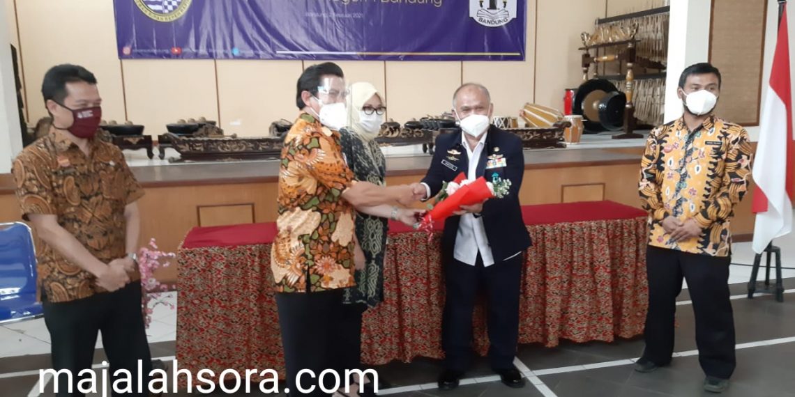 Iwan Setiawan Menjadi Plt Kepala SMAN 1 Kota Bandung Menggantikan Hatta Saputra Karena Purnabakti