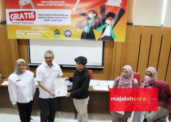 Kepala SMKN 5 Kota Bandung Dini Yuningsih